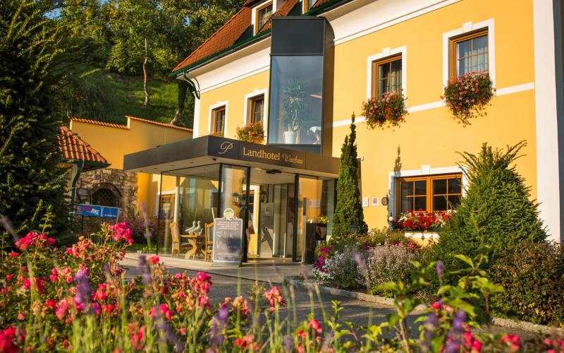 Blick in den Garten und auf das Landhotel Wachau