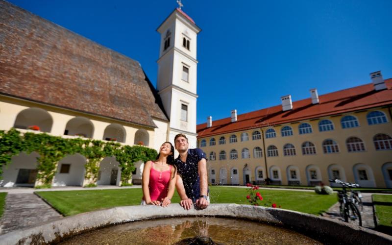 Aussenansicht des Innenhofes mit einem Pärchen im Stift St. Georgen am Längsee