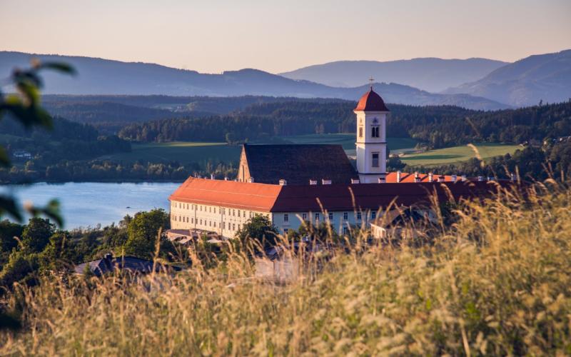 Blick auf das Stift St. Georgen am Längsee in Abendstimmung