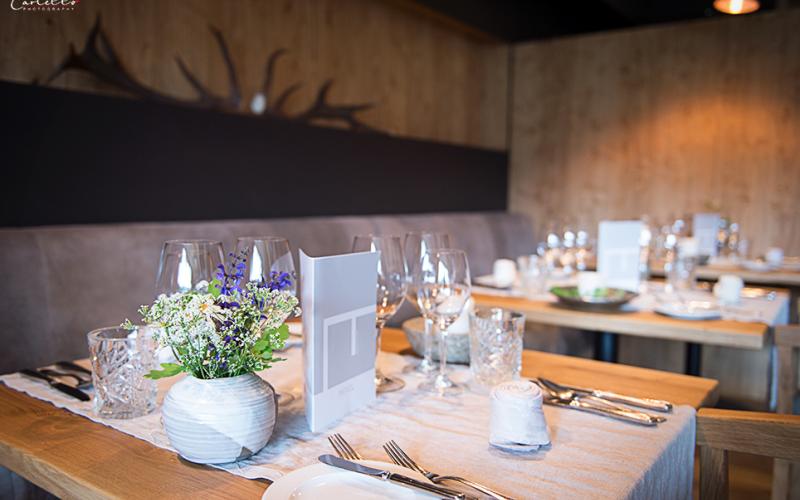 Ein eingedeckter Tisch im Restaurant des Hotels Moserhof