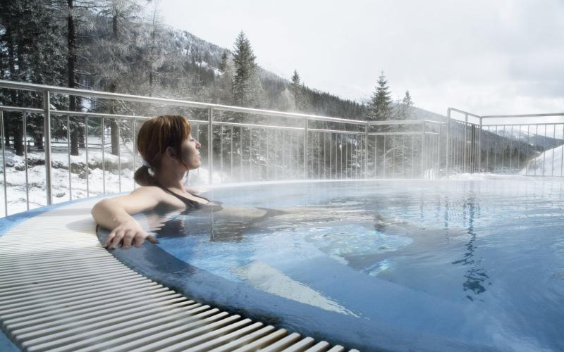 Aussenpool mit einem Badegast im Familienhotel Hinteregger