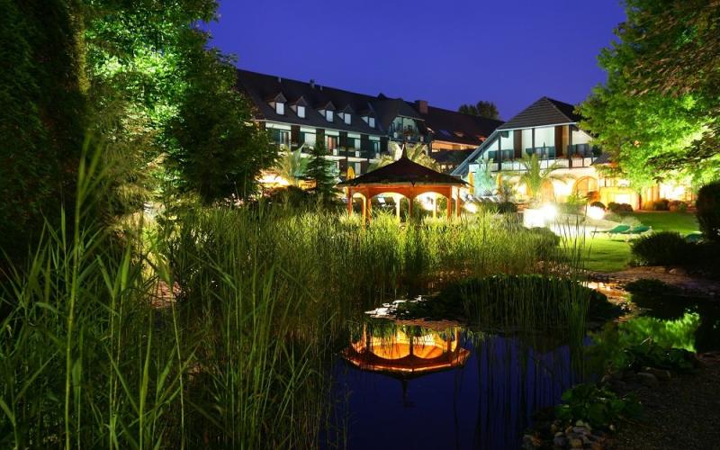 Gartenteich bei Nacht im Romantik Hotel im Park