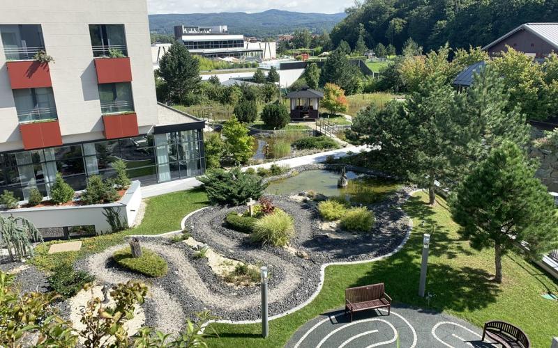 Garten und Aussenansicht des Hotels und Spa Linsberg Asia