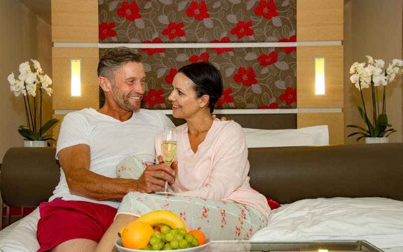 Ein Pärchen im Doppelzimmer des Hotels und Spa Linsberg Asia