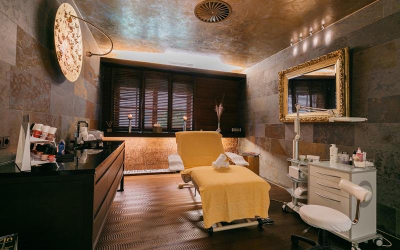 Blick in eine Behandlungskabine im Wellnessbereich des Hotels Alpine Palace