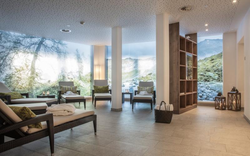 Blick in den Ruheraum im Wellnessbereich des Hotels Rauriserhof