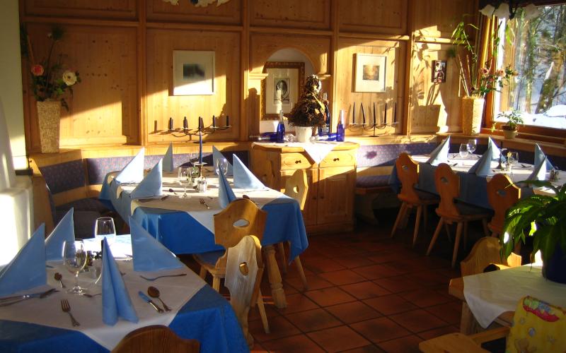 Restaurant mit gedeckten Tischen im Marco Polo Alpina Familien- und Sporthotel