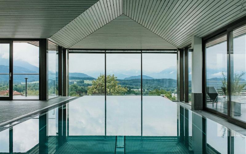 Innenpool mit Aussicht auf die umgebende Landschaft des Elixhauser Wirtes