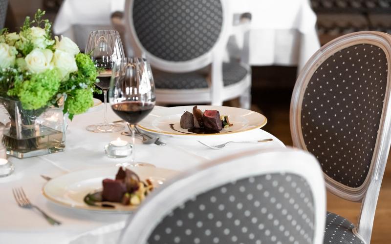 Blick auf einen gedeckten Tisch mit im Restaurant des Hotels Grossarler Hof