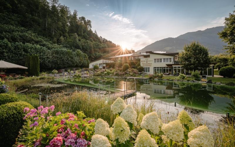 Blick auf das Hotel Vitalquelle Montafon mit Schwimmteich