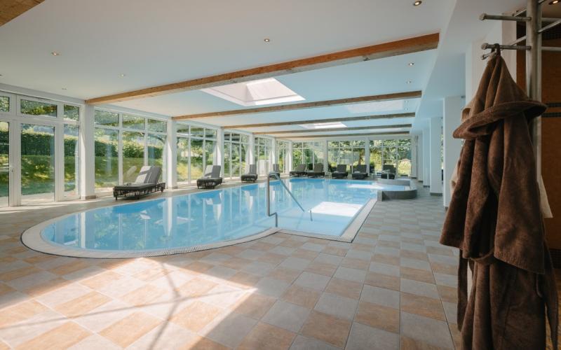 Innenpool mit Liegen im Hotel Vitalquelle Montafon