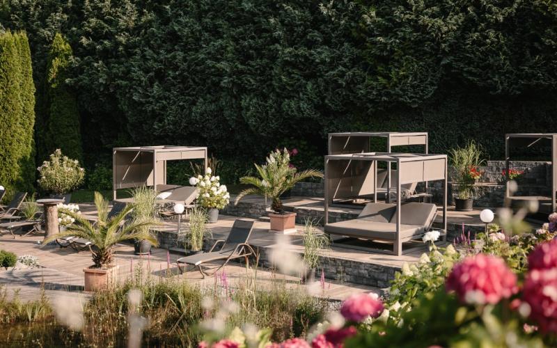 Garten mit Sonneninseln und Liegeflächen im Hotel Vitalquelle Montafon