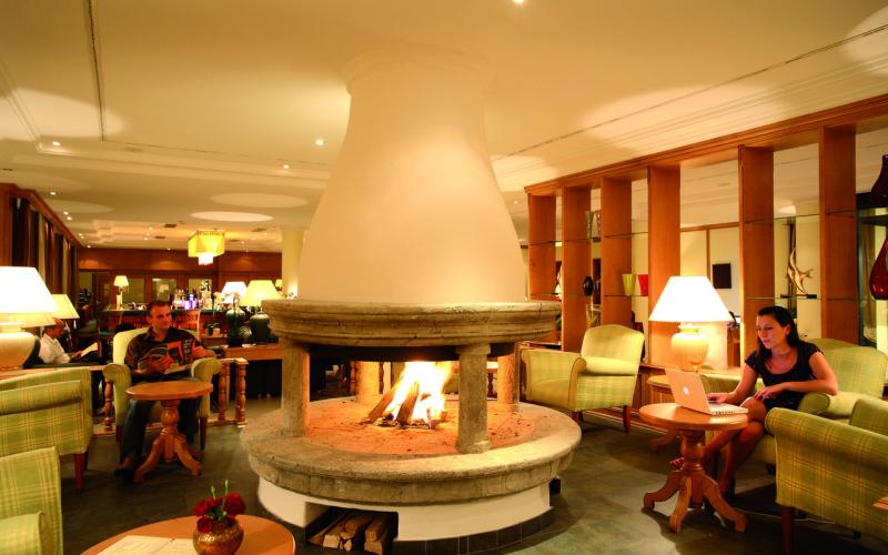 Loungebereich mit Kamin in der Mitte im Parkhotel Bad Schallerbach