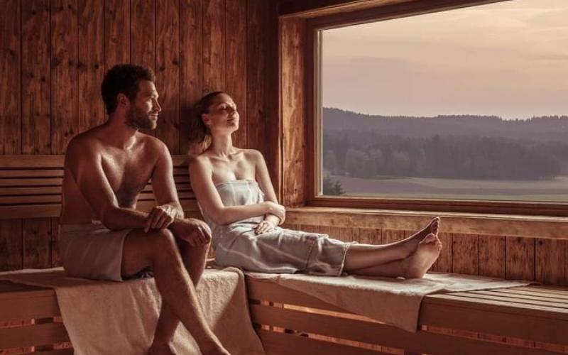 Zwei Gäste in der Sauna im Falkensteiner Genuss und Wohlfühlhotel Mühlviertel