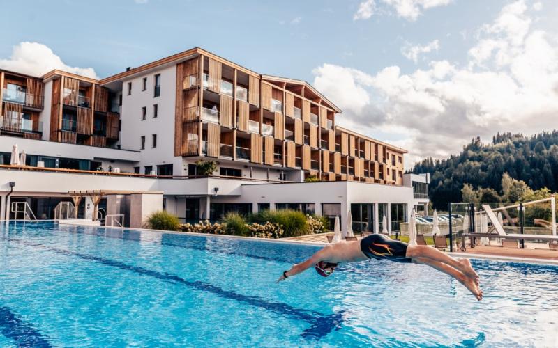 Aussenansicht mit Aussenpool des Das Hohe Salve Sportresorts
