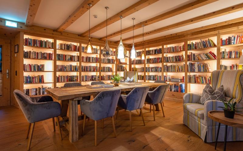 Chillout-Bereich in der Bibliothek des Hotels der Böglerhof