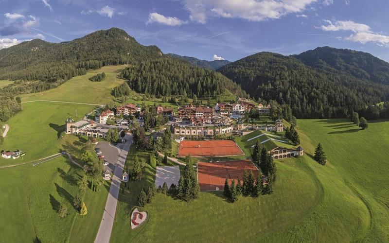 Luftbild über das Hotel Der Lärchenhof und die Umgebung im Sommer