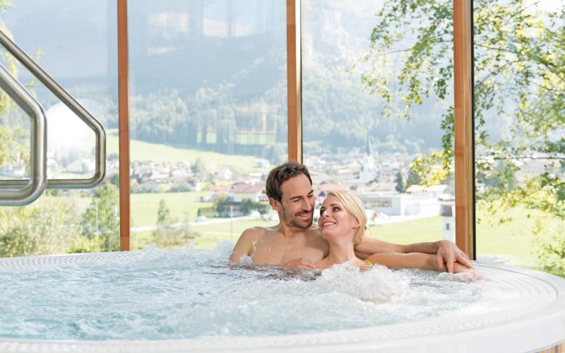 Ein Paar genießt den Whirlpool im Hotel DAS SIEBEN