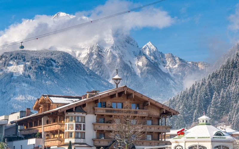 Aussenansicht des ElisabethHotels im Winter