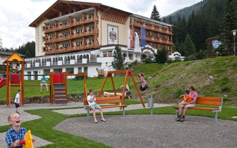 Aussenansicht von vorne des Alpinhotels Jesacherhof