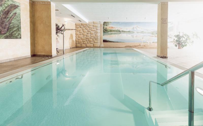 Schwimmbad im Innenbereich des Naturhotels Outside