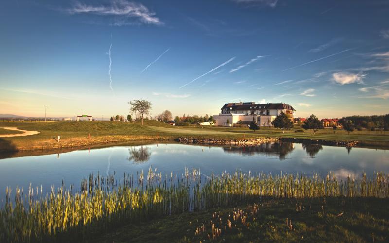 Blick vom Golfplatz zum Greenfield Hotel Golf und Spa in Abendstimmung