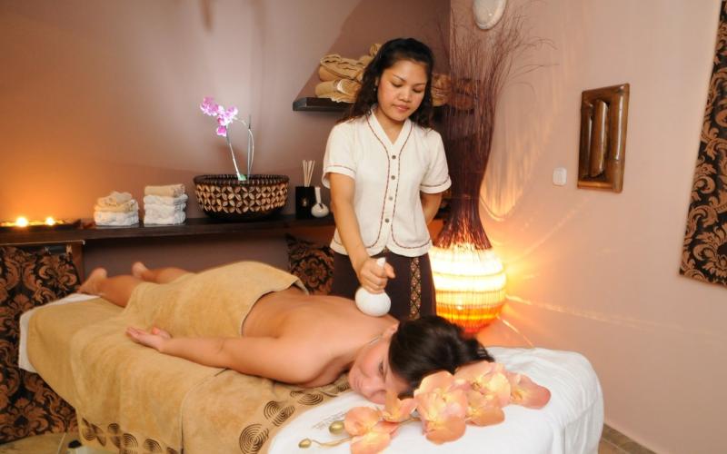Eine Dame bei einer Thai-Massage am Rücken im MenDan Hotel 