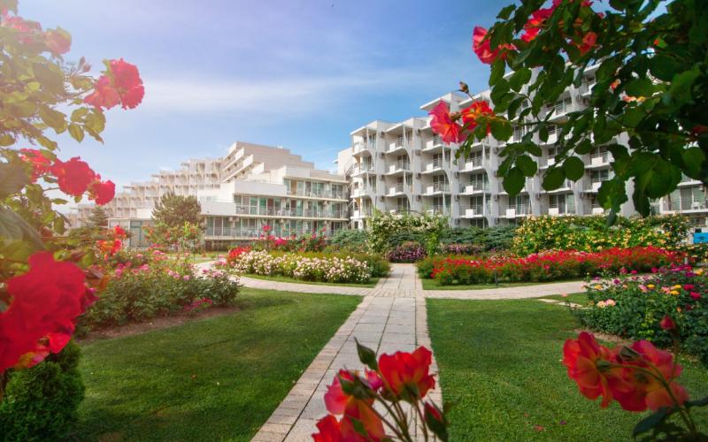 Garten mit vielen Rosen im Laguna Garden Hotel