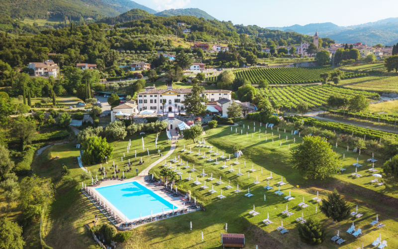 Luftaufnahme der Villa Cariola mit Pool, Liegewiesen und Garetn