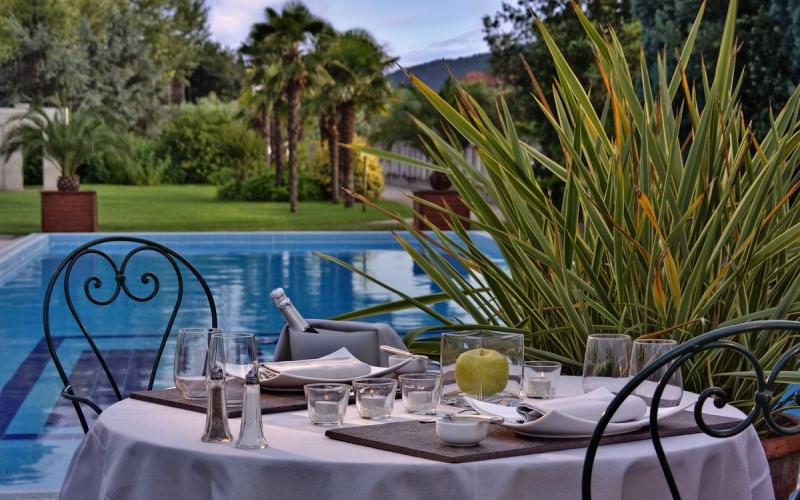Ein feierlich gedeckter Tisch für zwei Personen vor dem Pool des Wellness Hotels Terme delle Nazioni