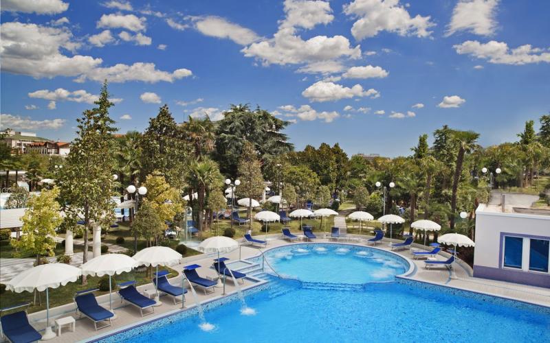 Der große Pool im Aussenbereich des Grand Hotels Trieste und Victoria