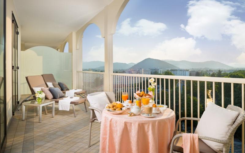 Frühstückstisch am Balkon eines Doppelzimmers im Grand Hotel Trieste und Victoria
