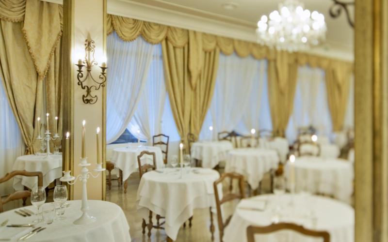 Wintergarten des Restaurant mit Stilmöbeln und schön gedeckten Tischen im Hotel la Residence