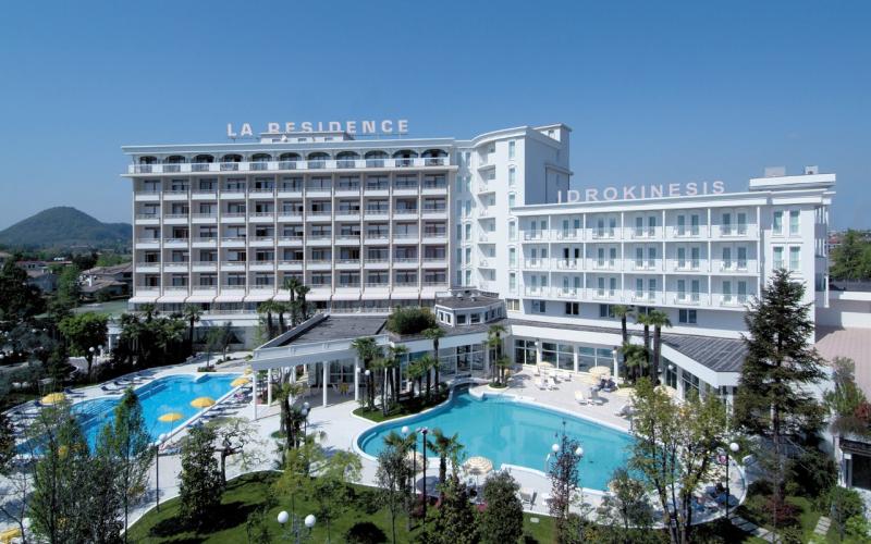 Aussenansciht des Hotels la Residence mit Pools im Vordergrund