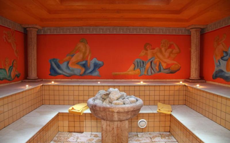Blick in das Sanarium mit römischem Dekor im Hotel Zdravilisce Lasko