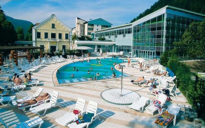 Aussenansicht des Hotels Zdravilisce Lasko mit Aussenpool und Gästen