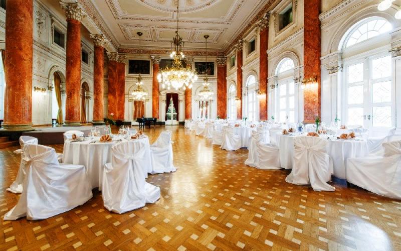 Kristallsaal mit festlich gedeckten Tischen im Grand Hotel Rogaška