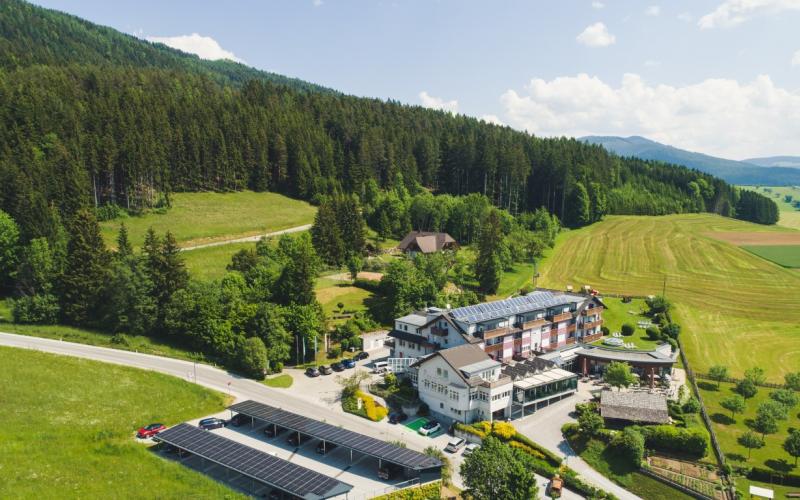 Aussenansicht des Hotels und der Umgebung des Vital-Hotel-Styria
