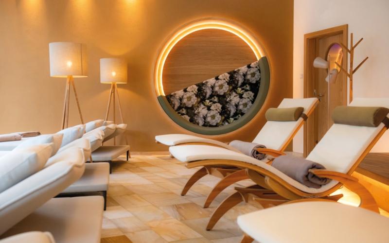 Ruheraum im Hotel Retter mit Liegen und Lichteffekten