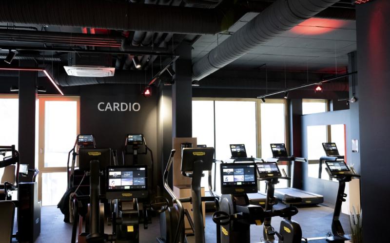 Innenansicht in dunklen, gediegenen Farben im Cardiobereich des CleverFit Lieising