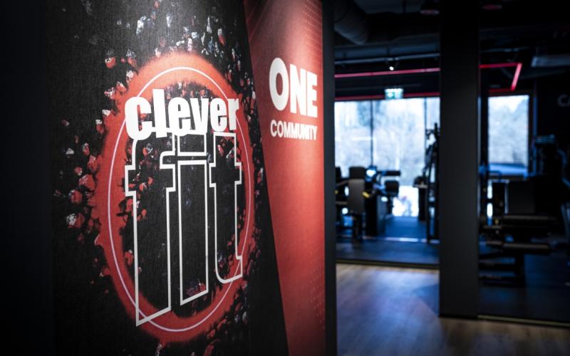 Logo von Clever Fit an der Wand in Rot gehalten