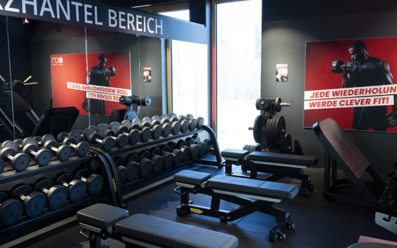 Freihantelbereich mit Bänken und Spiegel im CleverFit Liesing