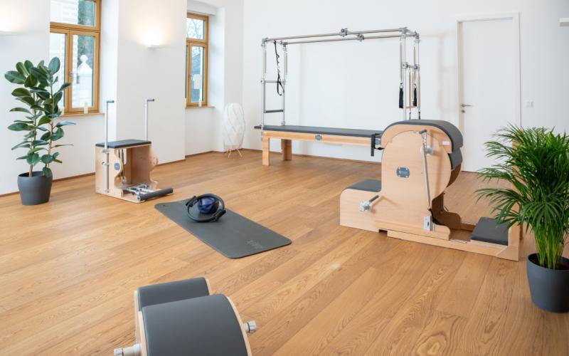 Blick in das Mel Pilates Studio mit den Geräten für das Einzeltraining