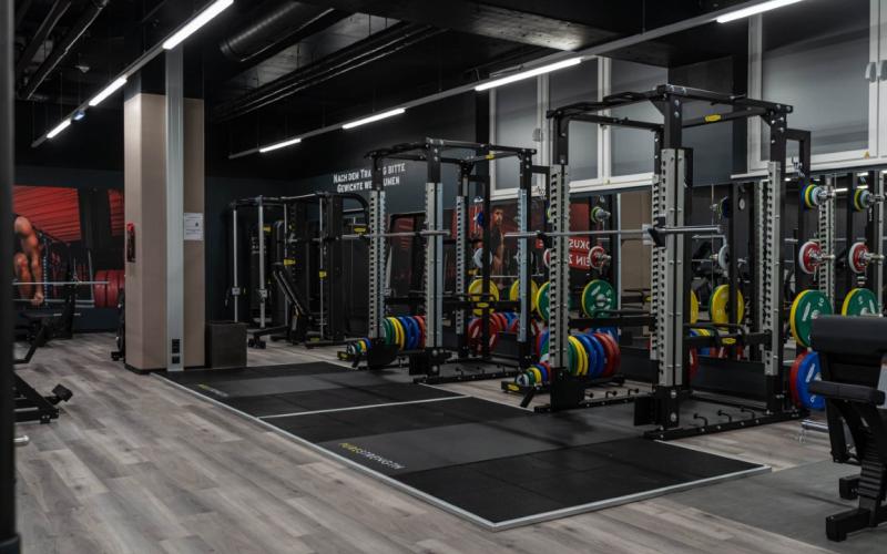 Geräumiger Freihantelbereich mit bunten Hanteln im CleverFit Klagenfurt Zentrum