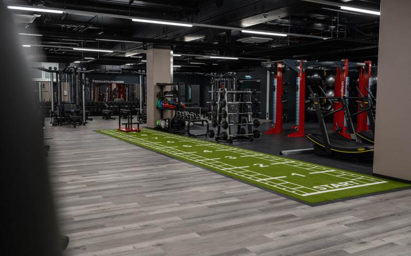 Kettlebells und freie Trainingsfläche für Crossfit im CleverFit Klagenfurt Zentrum
