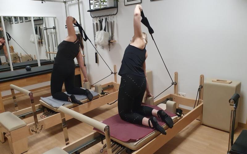 2 Kundinnen am Pilates-Reformer in der Pilates Sonnenterrasse