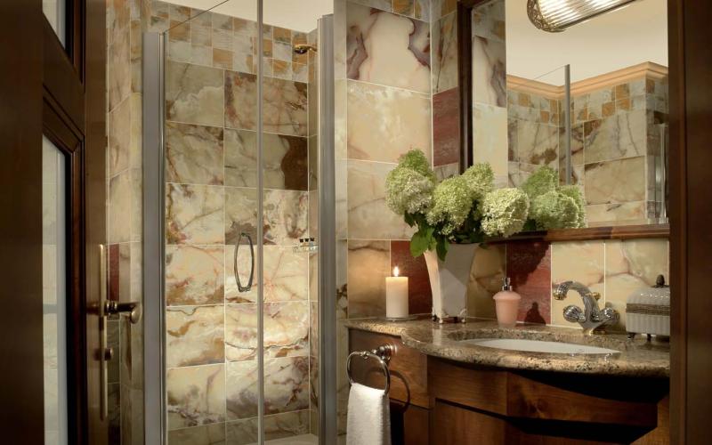 Art Deco Imperial Hotel Prag Badezimmer mit viel Marmor im Art Deco Imperial Hotel Prag