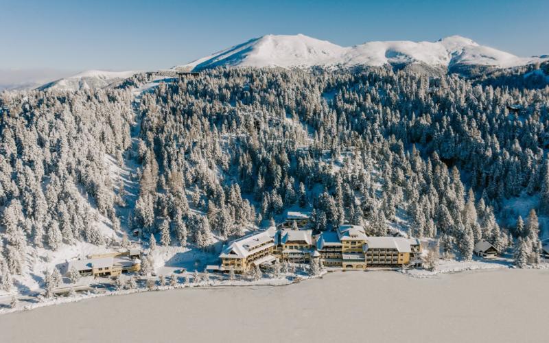 Seehotel Jägerwirt ****s Panorama im Winter des Seehotels Jägerwirt