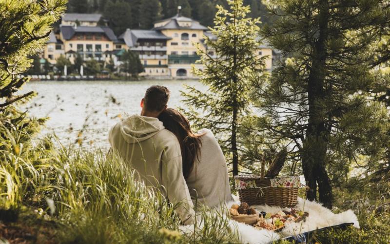 Seehotel Jägerwirt ****s Ein Paar beim Picknick gegenüber vom Seehotel Jägerwirt