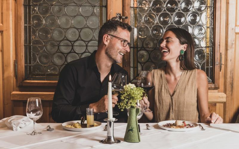 Seehotel Jägerwirt ****s Pärchen beim Abendessen im Restaurant des Seehotels Jägerwirt